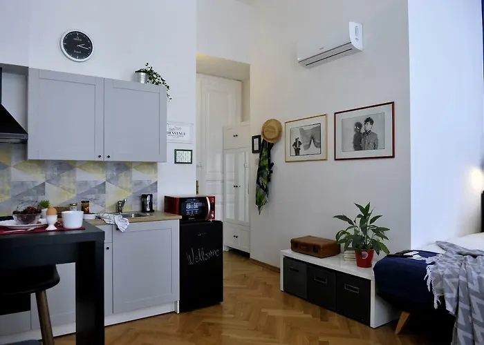 Apartment Bobby